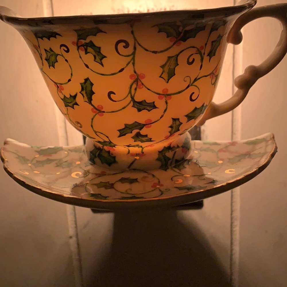 Christmas Porcelain Cup And Saucer Night Light Holly Berry. Light bulb inc.